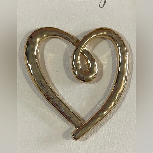 NEW GOLDTONE HAMMERED HEART PIN - Picture 4 of 5
